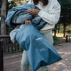 Klymit Homestead Cabin Comforter Blanket -Outdoor Camping Sales 13HCBL01C takingoutofstuffsack 1 Good2goco 8064804e 8fbf 4e81 8b96 eafeedafd239
